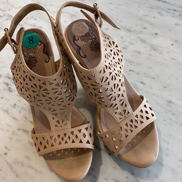 Neutral Cutout Wedges! - Picture 1 of 4